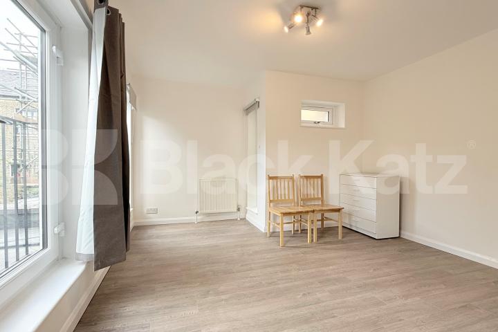 Newly refurbished Studio with a separate kitchen and a modern tiled batrhoom Mare Street , Hackney