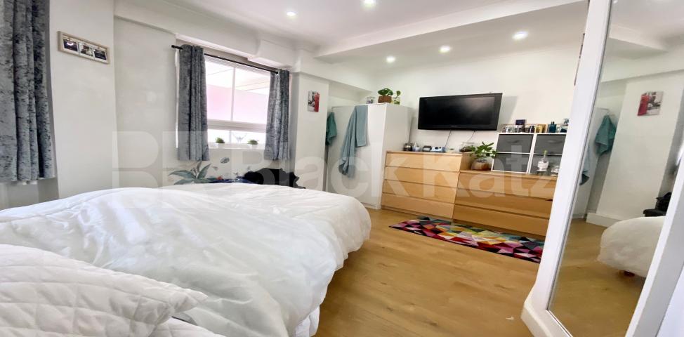 			UNDER OFFER, 3 Bedroom, 1 bath, 0 reception Apartment			 Meakin Estate, Rothsay Street, Borough