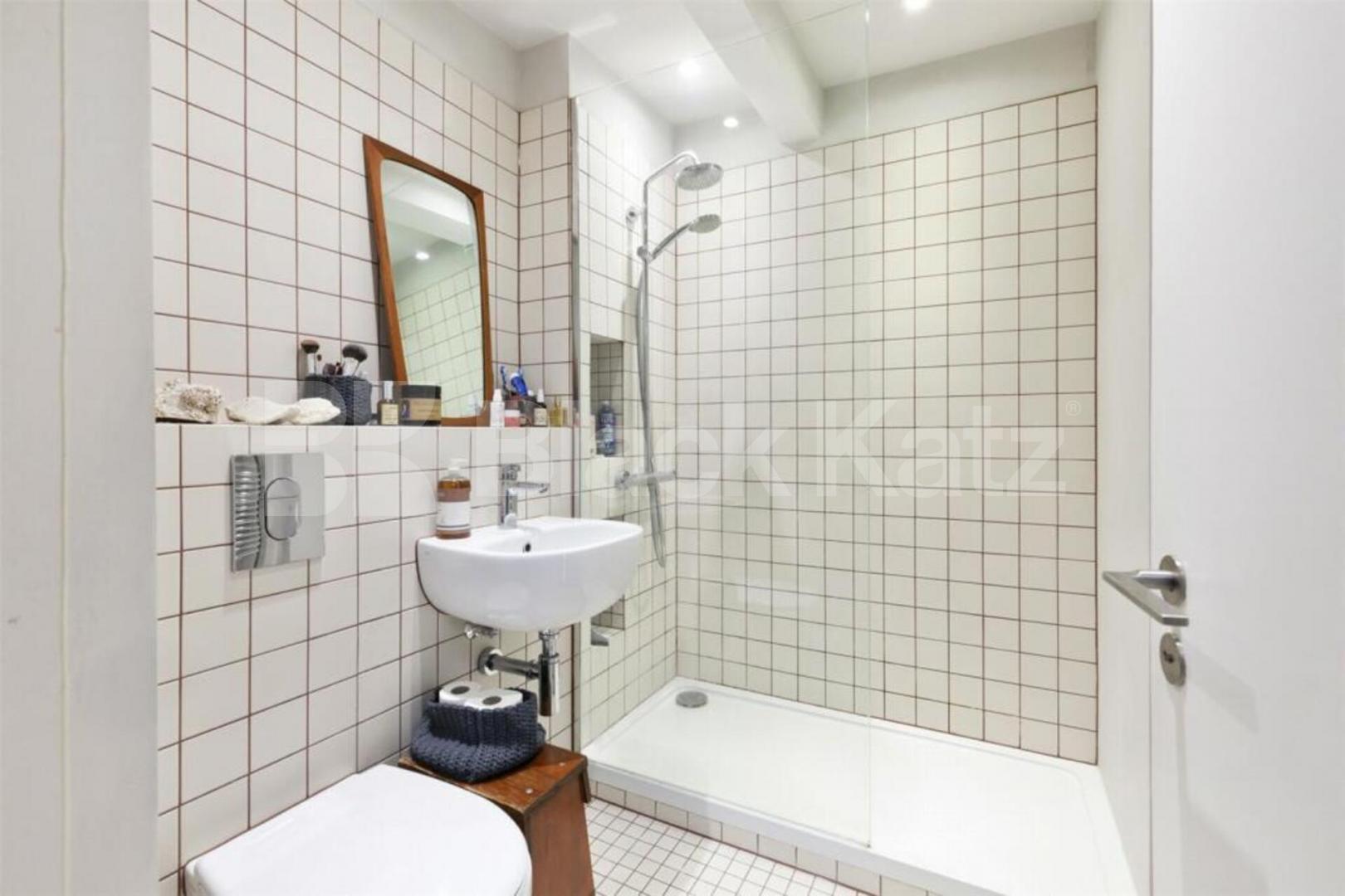 Modern one bed set on the 2nd floor of a period house mins to Camden Agar Grove, Camden