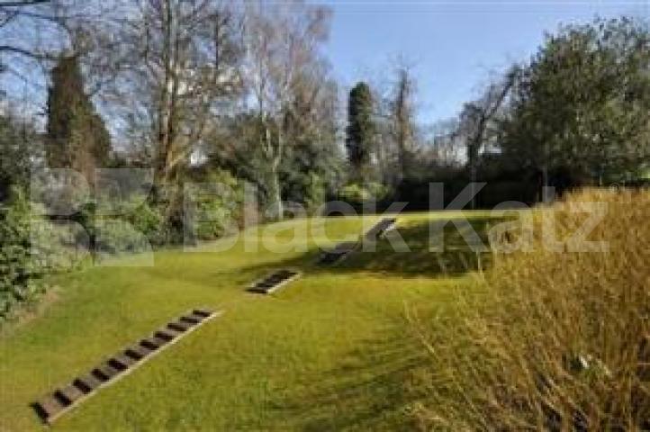 			Fantastic finish and great location , 2 Bedroom, 1 bath, 1 reception Serviced Apartments			 Crescent Road, CROUCH END