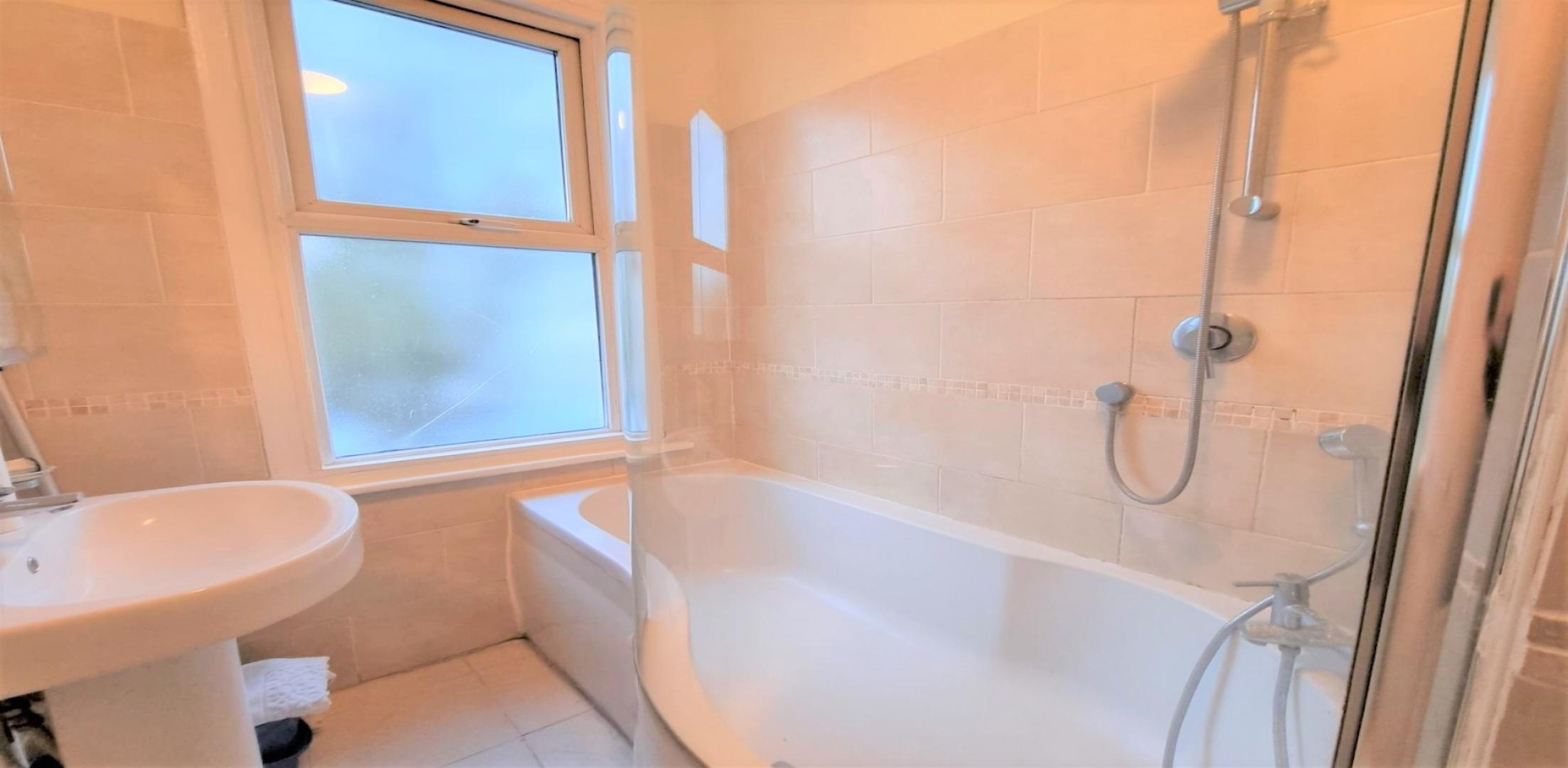 			3 Bedroom, 1 bath, 1 reception Flat			 Ash Grove, Cricklewood 