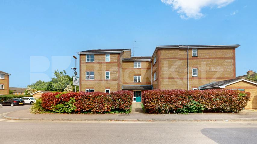 We are delighted to offer this spacious studio apartment located short walk away from Cricklewood station and all local amenities Upton Close, London, NW2,  London