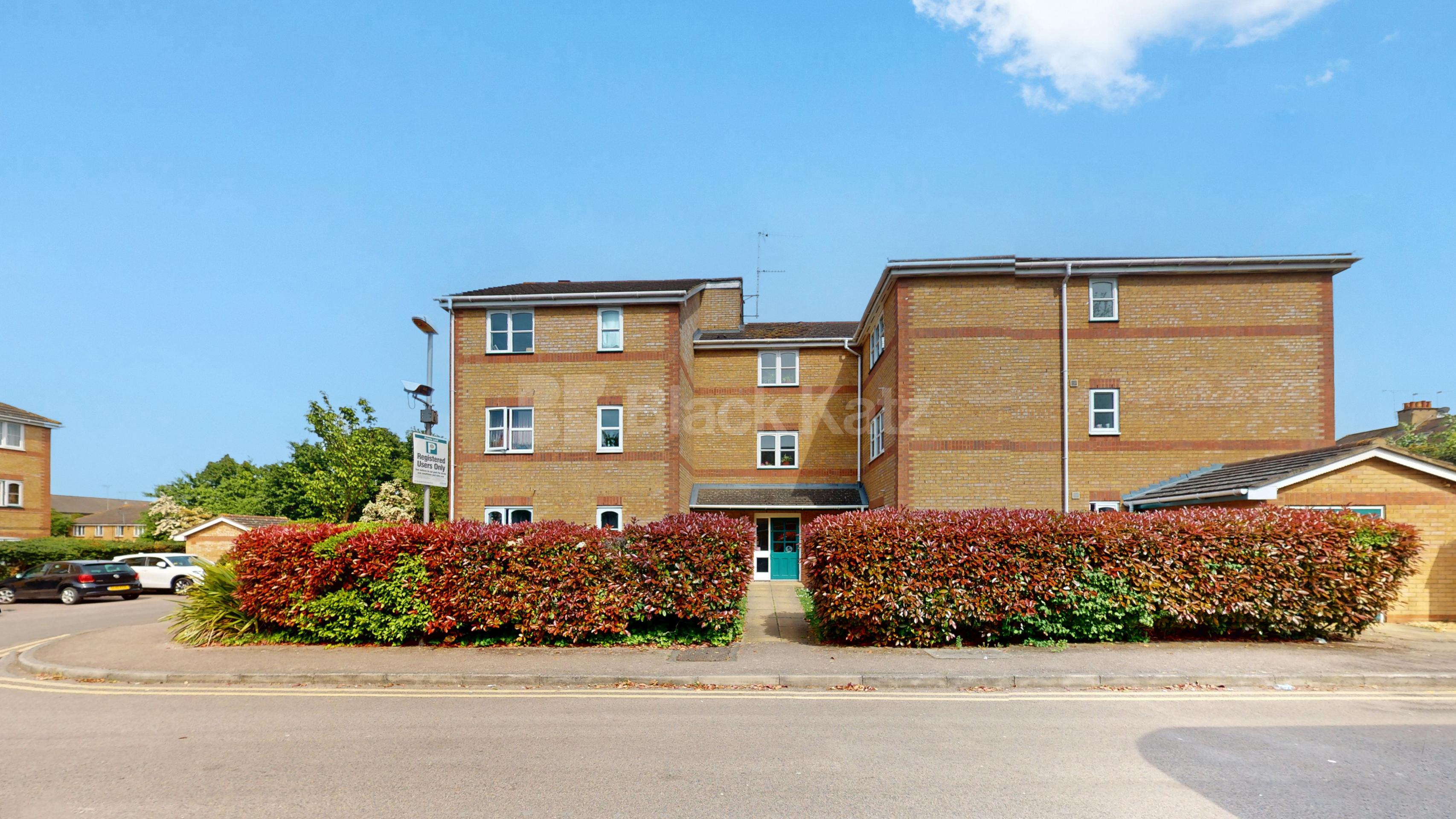 We are delighted to offer this spacious studio apartment located short walk away from Cricklewood station and all local amenities Upton Close, London, NW2,  London NW2