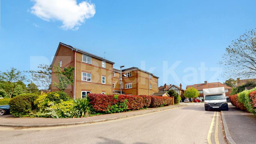 We are delighted to offer this spacious studio apartment located short walk away from Cricklewood station and all local amenities Upton Close, London, NW2 (Inclusive of Water),  London