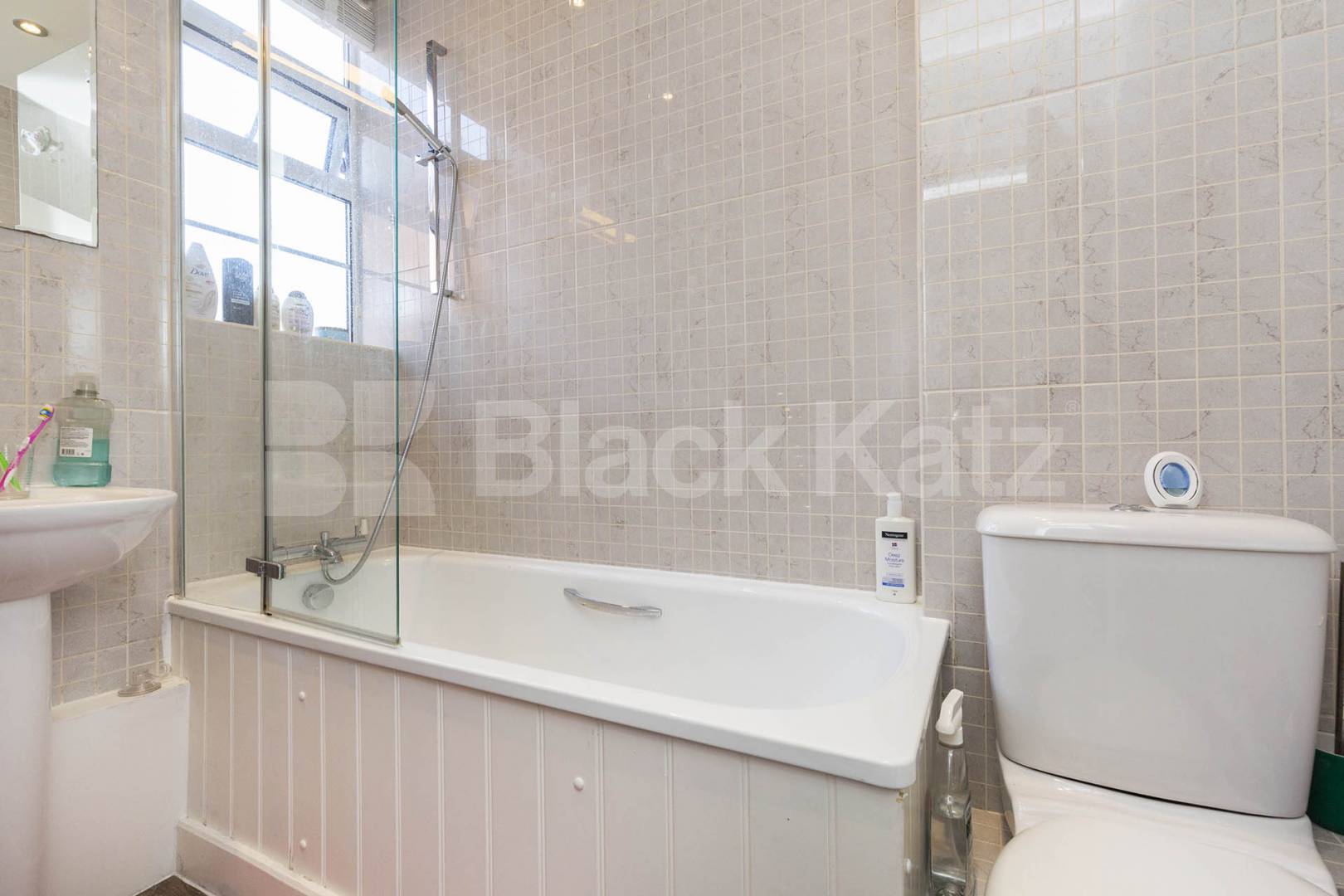 Fantastic double bedroom within a large period house mins to tube & shops Adamson Road, Swiss Cottage 