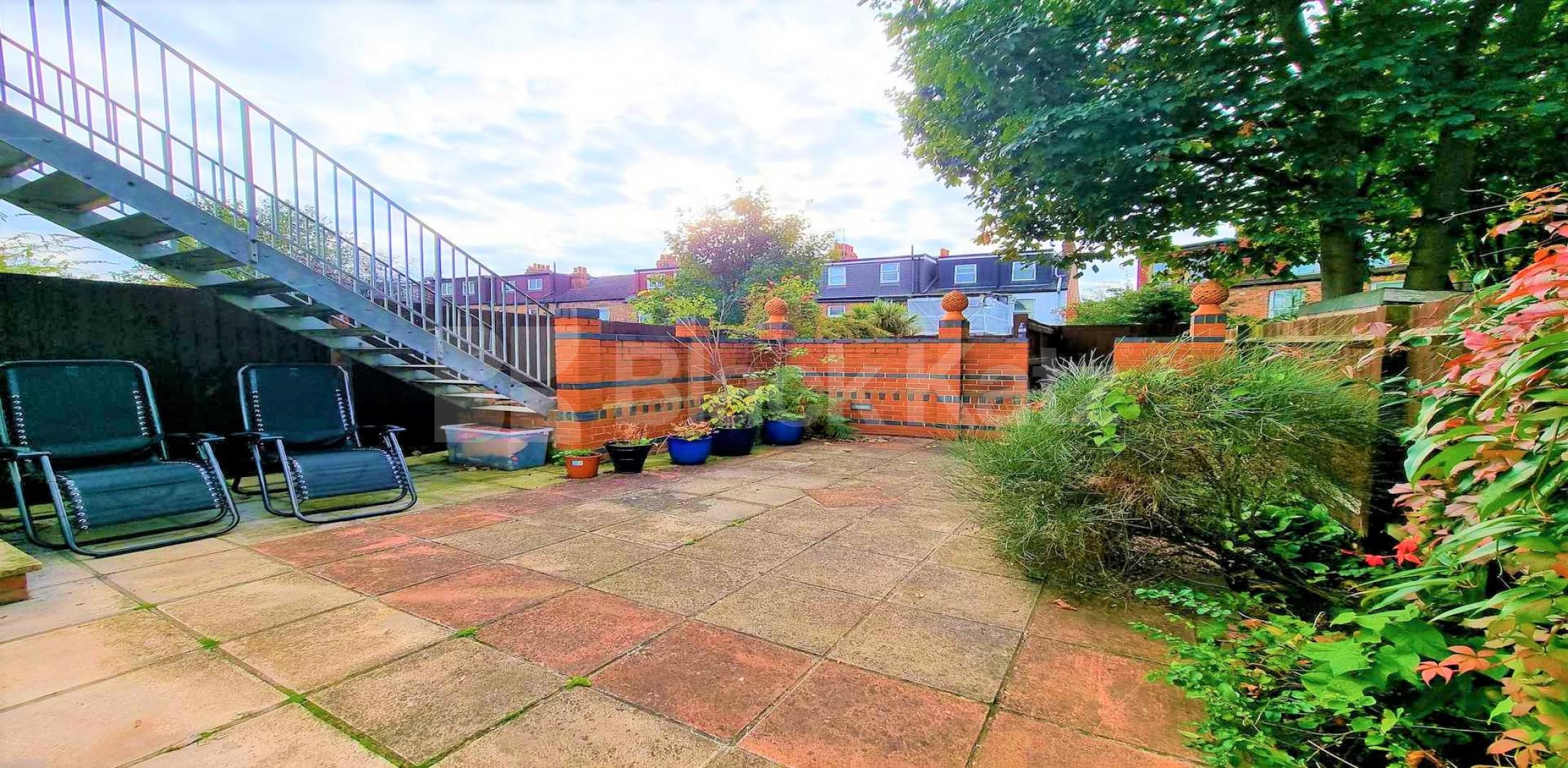 			3 Bedroom, 1 bath, 1 reception Flat			 Little Ealing Lane, South Ealing