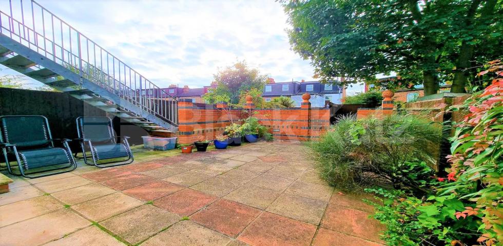 			3 Bedroom, 1 bath, 1 reception Flat			 Little Ealing Lane, South Ealing