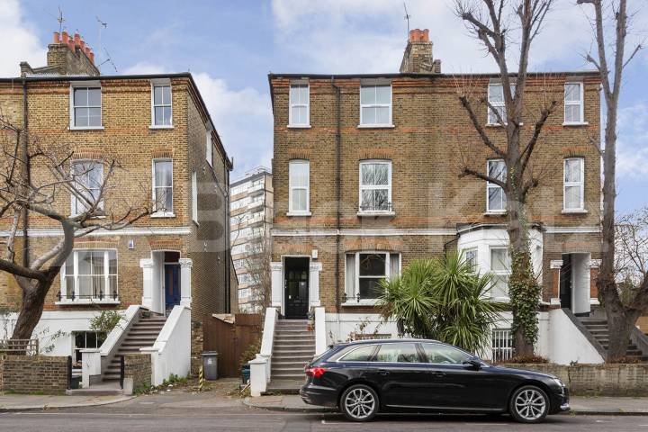 Split over two floors a large 3 bedroom apartment with kitchen diner Hungerford Road, Hillmarton Conservation Area 