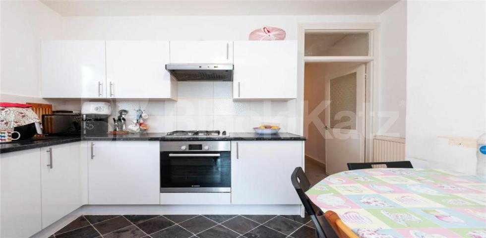 			GOOD FOR 2 SHARERS OR FAMILY, 3 Bedroom, 1 bath, 1 reception Apartment			 Chewton Road, Walthamstow