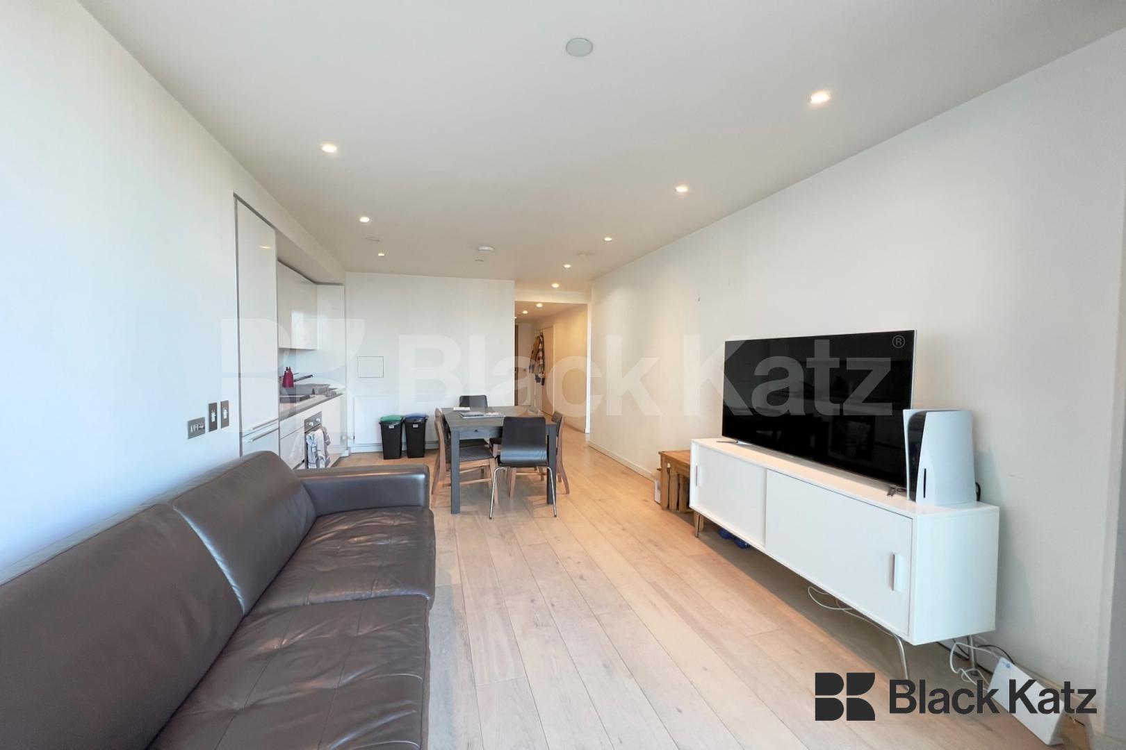 Located on the 17th floor of this iconic development with 24 hour concierge . Strata, Walworth Road , Elephant and Castle