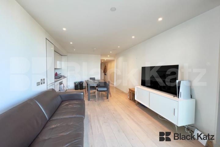 Located on the 17th floor of this iconic development with 24 hour concierge . Strata, Walworth Road , Elephant and Castle