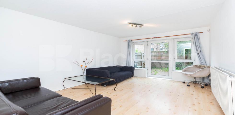 Ground floor 4 bedroom with large garden by Bromley By Bow Patrick Connolly Gardens, Bow E3