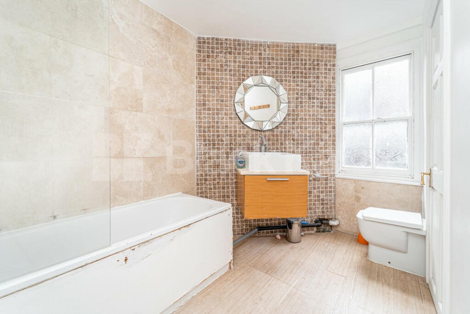 5 bedroom house with lounge and 2 bathrooms Kings Cross Road, Kings Cross 