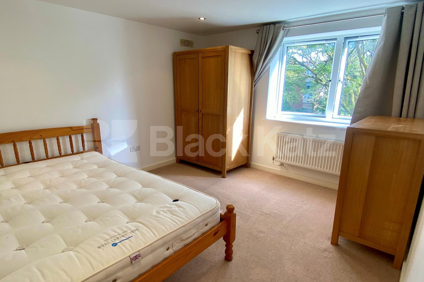 Superbly located, with parking, communal gardens & bicycle storage  Brixton Road, Oval / Brixton 