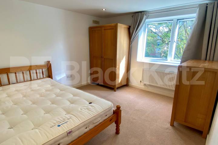 Superbly located, with parking, communal gardens & bicycle storage  Brixton Road, Oval / Brixton 