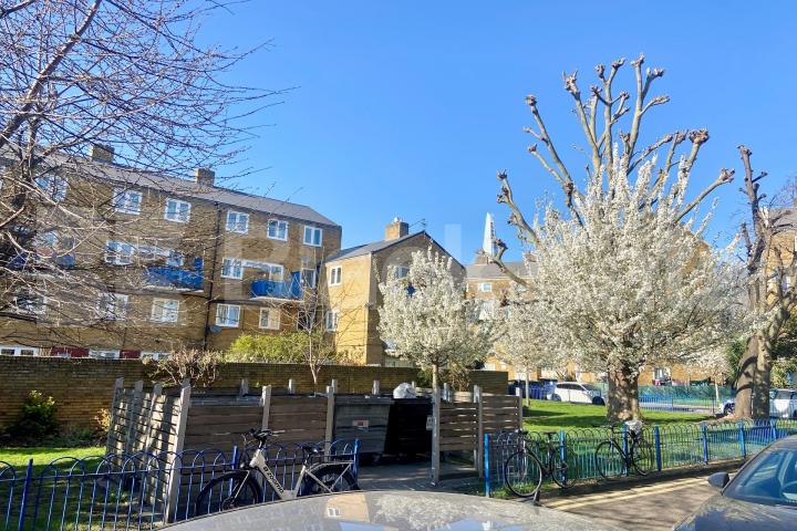 Superbly located & newly redecorated duplex apartment with private patio garden  Burbage Close, Borough 