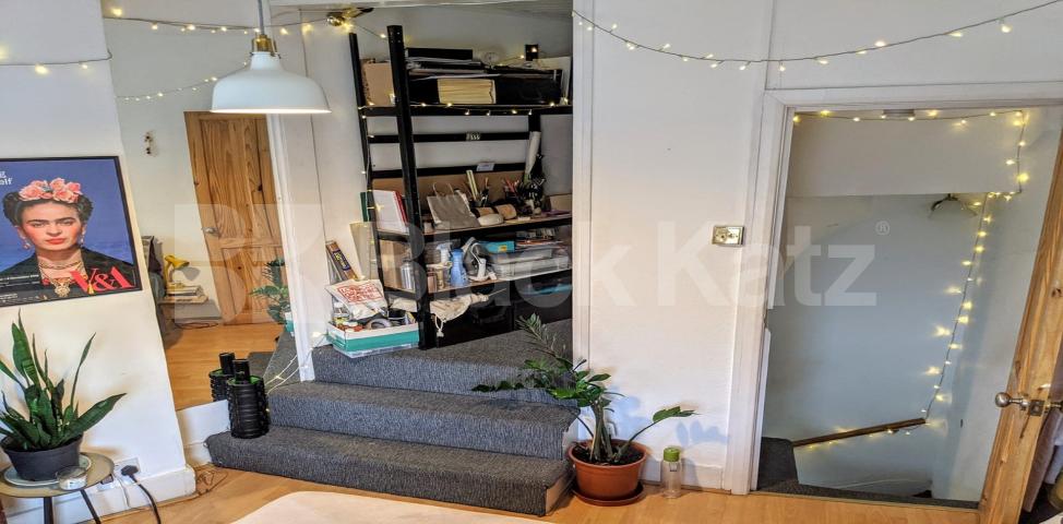 			LET  , 1 Bedroom, 1 bath, 1 reception House			 Queenstown Road, Battersea Park