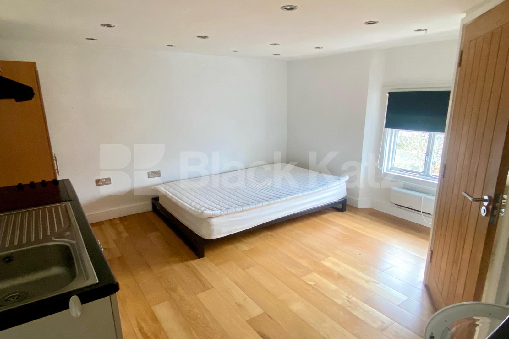 Small but perfectly formed, self contained top floor studio   Upper Tulse Hill, Brixton