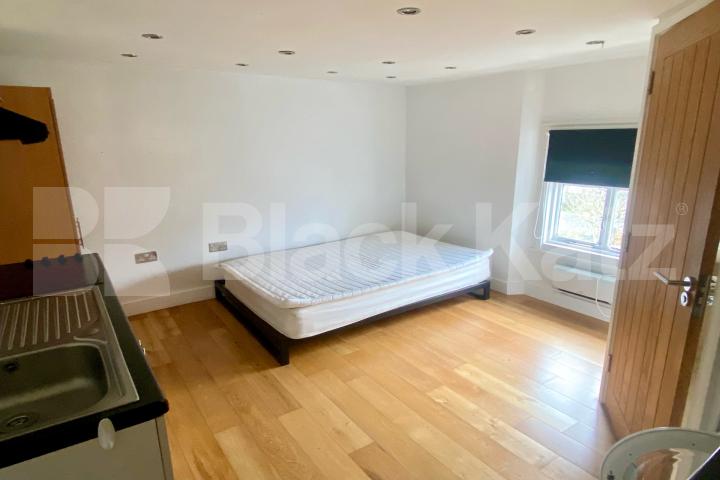 Small but perfectly formed, self contained top floor studio   Upper Tulse Hill, Brixton