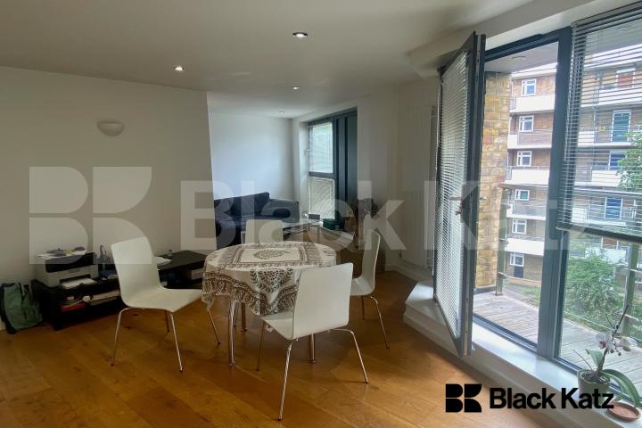 Flooded with natural light, modern & fantastic location  Webber Street, London bridge/Southwark/Borough borders.