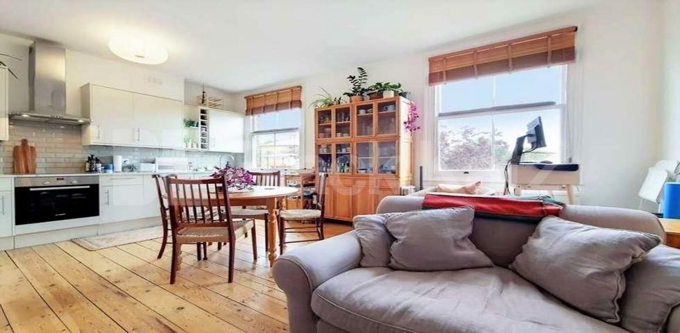 High ceilings wood floors within a period house mins to tube and shops Hartham Road , Caledonian Road