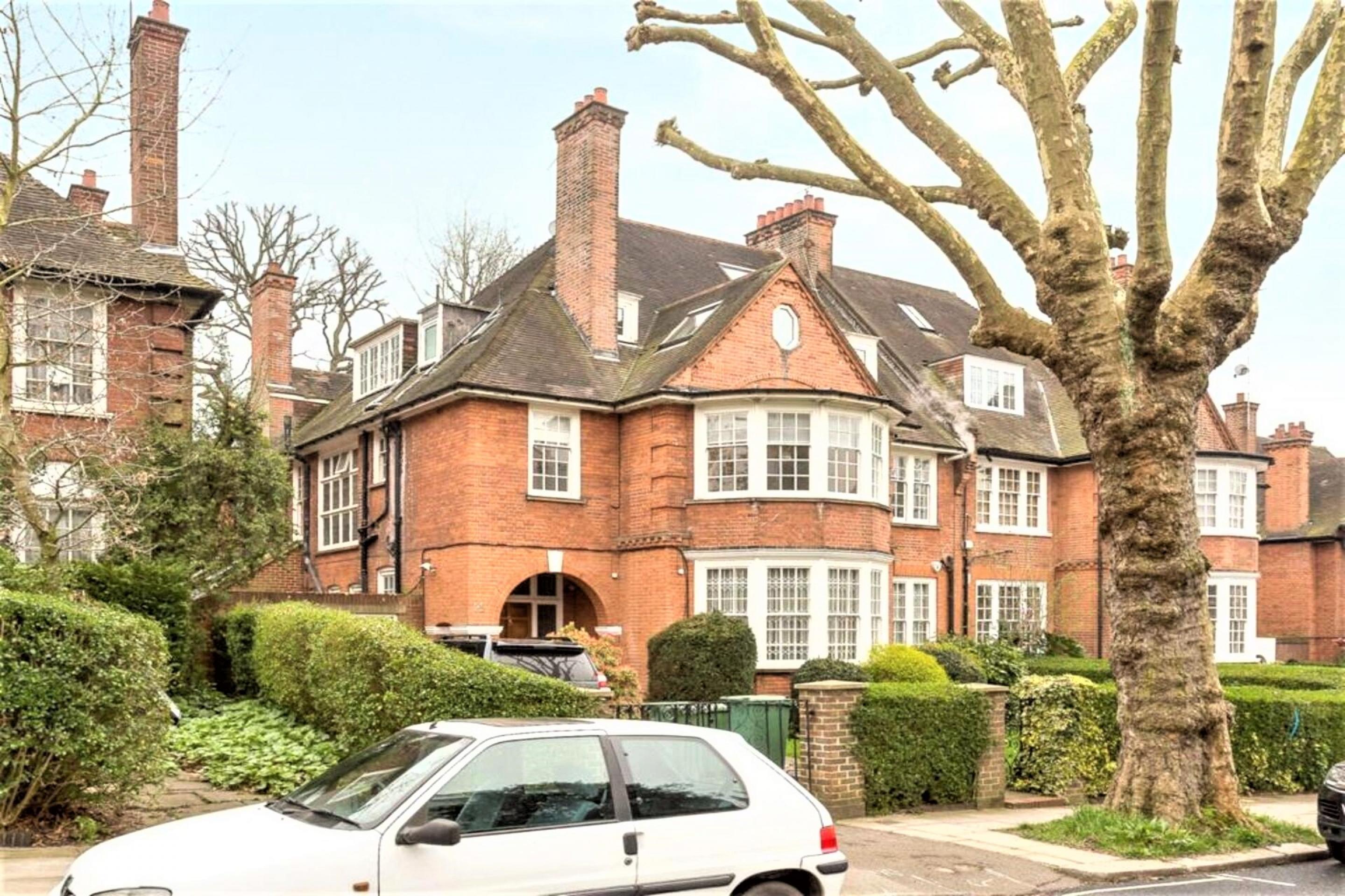			2 Bedroom, 1 bath, 1 reception Flat			 Heath Drive, Hampstead NW3