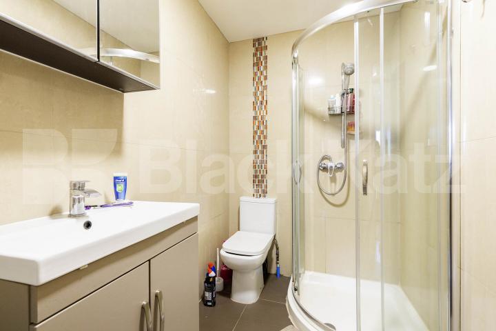 We are pleased to present this modern studio apartment in the heart of Cricklewood that benefits from its own entrance Hendon Way, London, NW2 (Inclusive of Wifi, water and hot water),  London