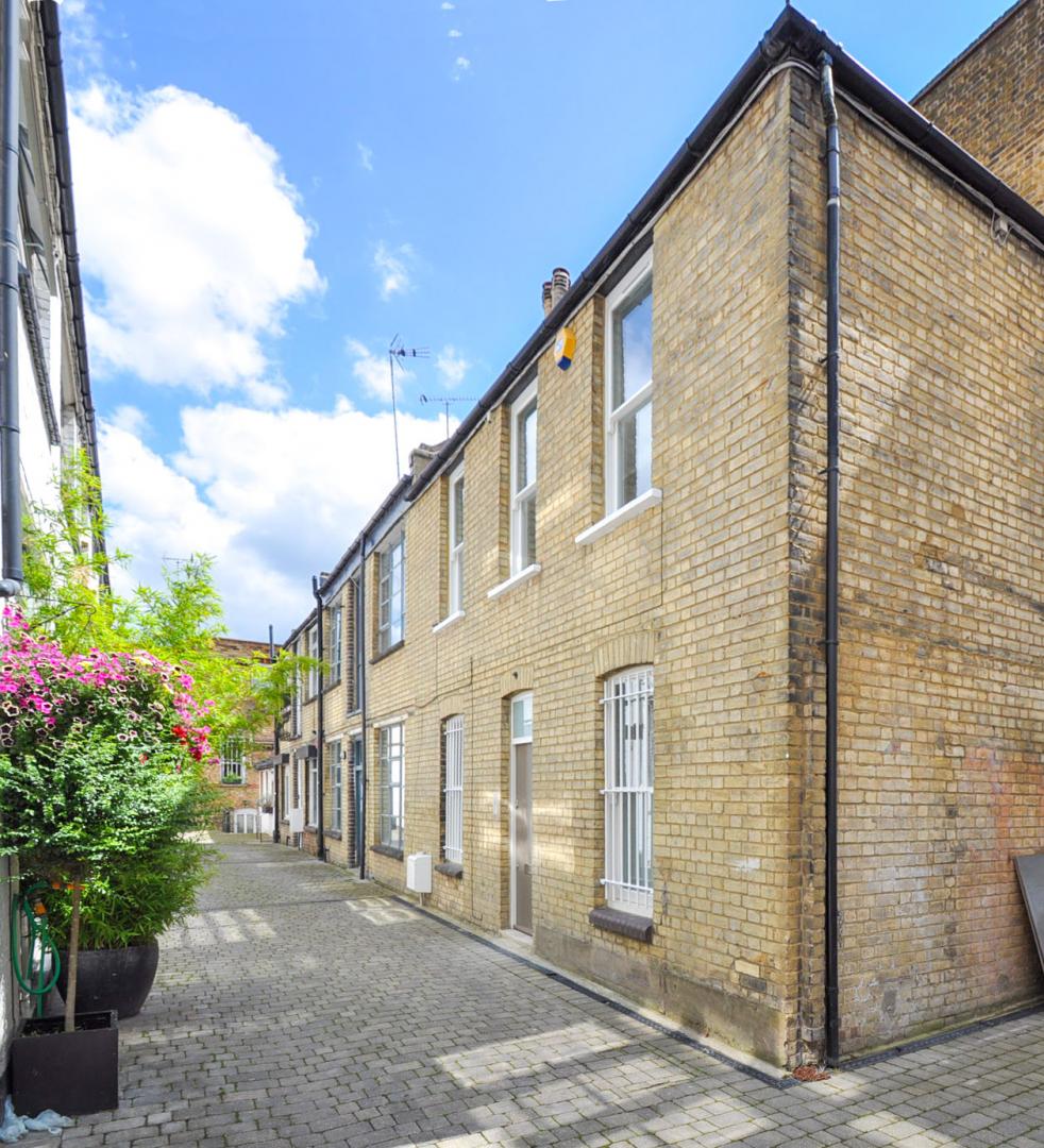 			STUNNING MEWS HOUSE, 2 Bedroom, 1 bath, 1 reception Mews House			 Blackstock Mews, FINSBURY PARK-HIGHBURY