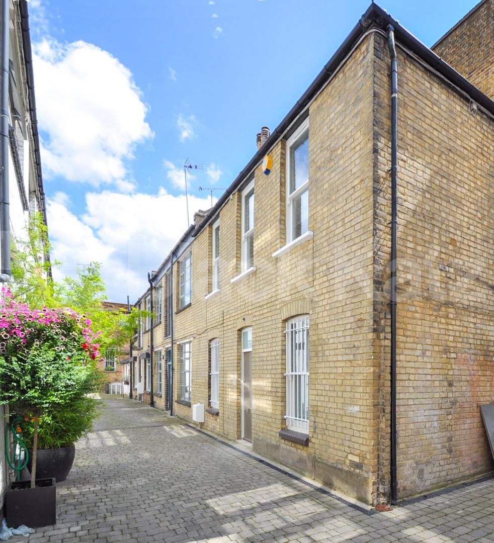 			STUNNING MEWS HOUSE, 2 Bedroom, 1 bath, 1 reception Mews House			 Blackstock Mews, FINSBURY PARK-HIGHBURY