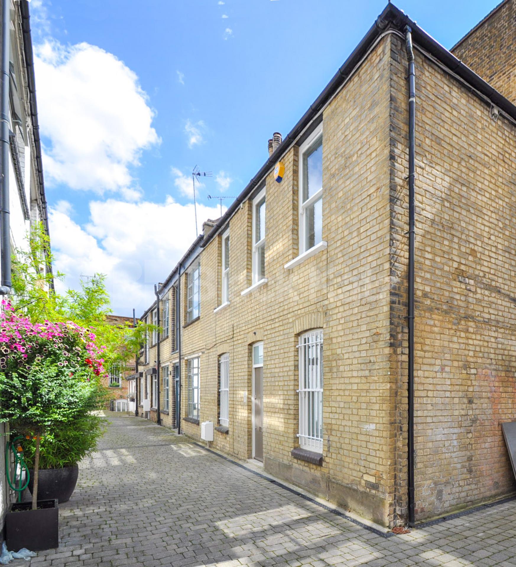 			STUNNING MEWS HOUSE, 2 Bedroom, 1 bath, 1 reception Mews House			 Blackstock Mews, FINSBURY PARK-HIGHBURY N4