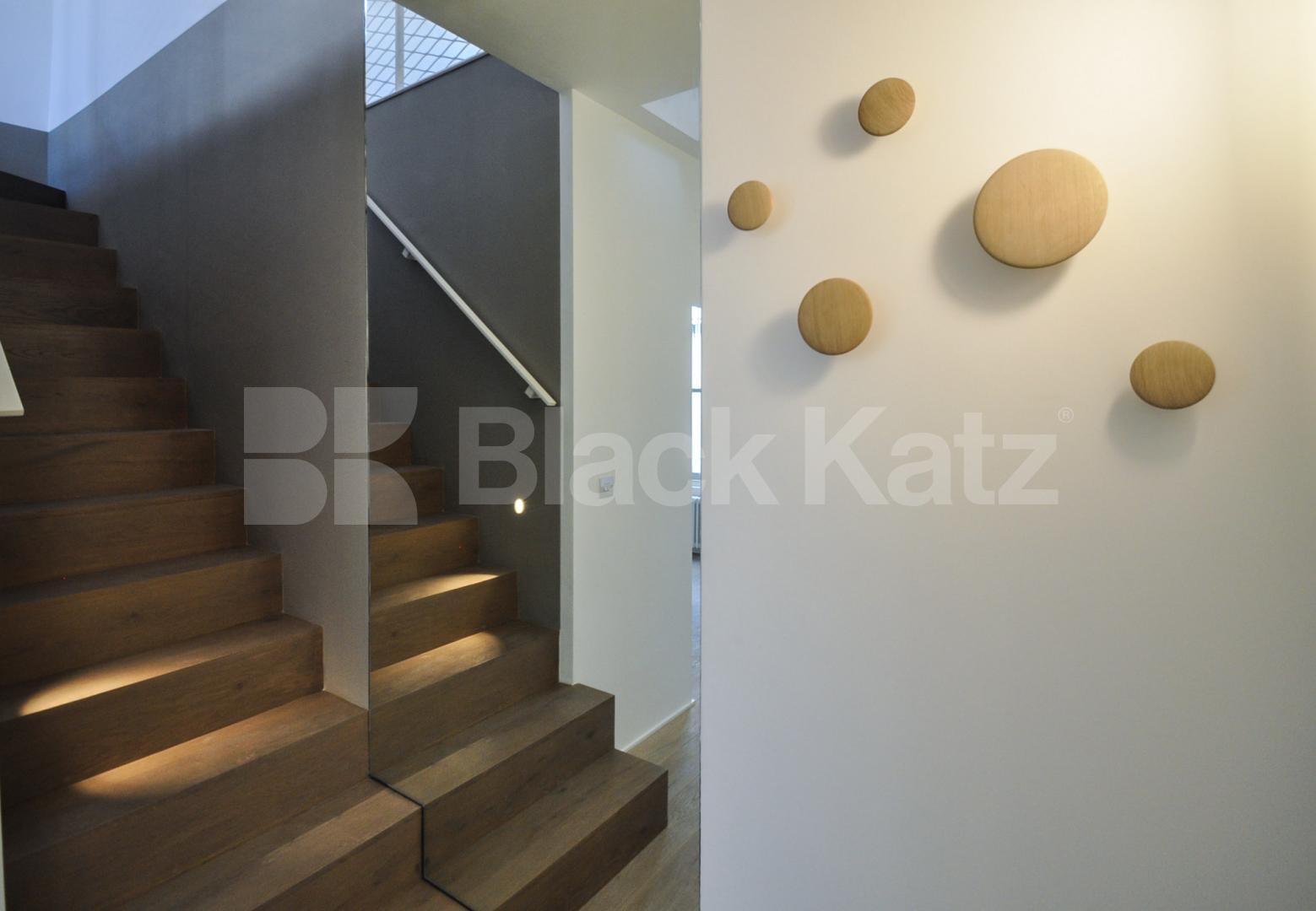 			STUNNING MEWS HOUSE, 2 Bedroom, 1 bath, 1 reception Mews House			 Blackstock Mews, FINSBURY PARK-HIGHBURY