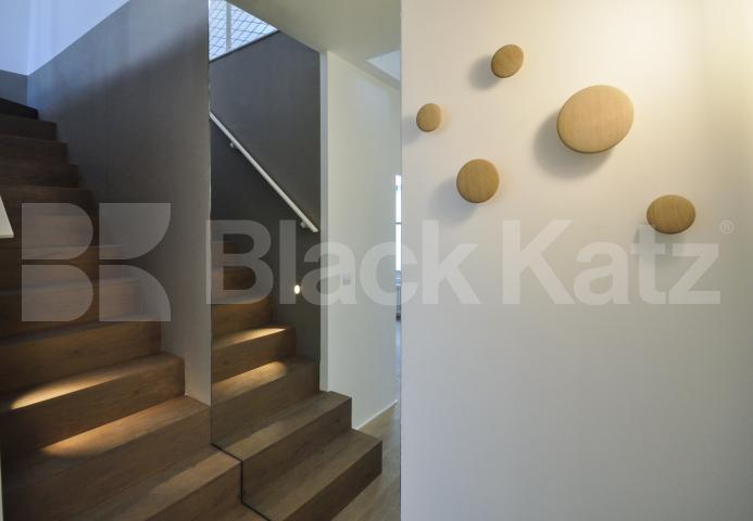 			STUNNING MEWS HOUSE, 2 Bedroom, 1 bath, 1 reception Mews House			 Blackstock Mews, FINSBURY PARK-HIGHBURY