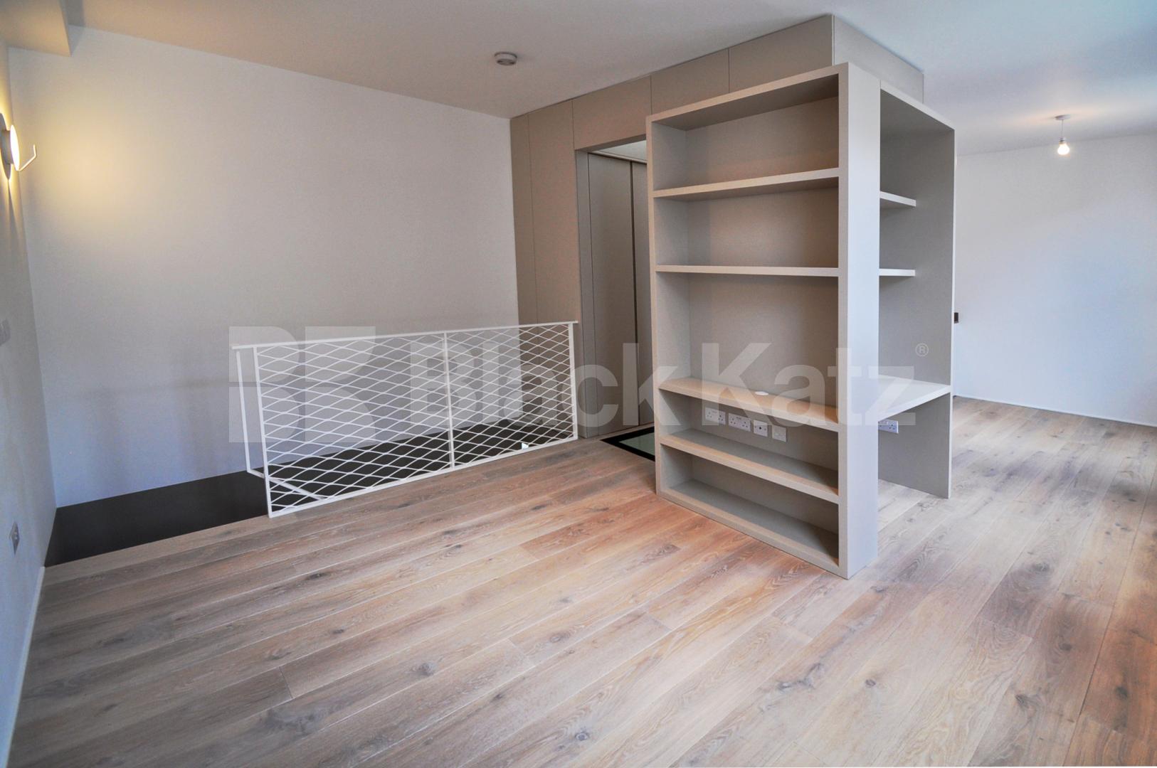 			STUNNING MEWS HOUSE, 2 Bedroom, 1 bath, 1 reception Mews House			 Blackstock Mews, FINSBURY PARK-HIGHBURY