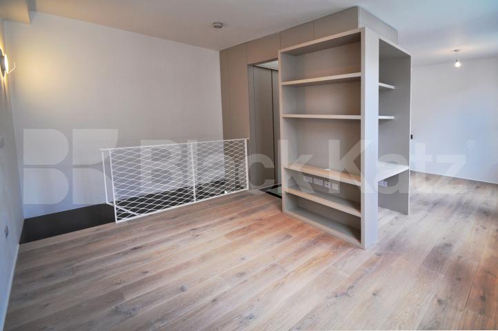 			STUNNING MEWS HOUSE, 2 Bedroom, 1 bath, 1 reception Mews House			 Blackstock Mews, FINSBURY PARK-HIGHBURY
