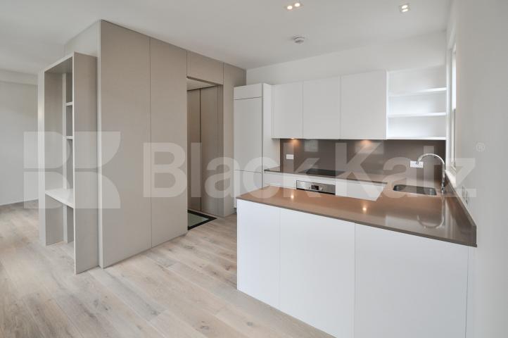 			STUNNING MEWS HOUSE, 2 Bedroom, 1 bath, 1 reception Mews House			 Blackstock Mews, FINSBURY PARK-HIGHBURY
