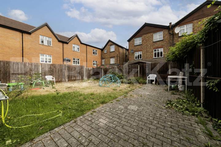This beautifully presented one bedroom apartment is set on first floor of charming modern development located stone throw away from all the trendy bars, restaurants and shops of Willesden Green Heathfield Park, Lotus House, NW2,  Lotus House