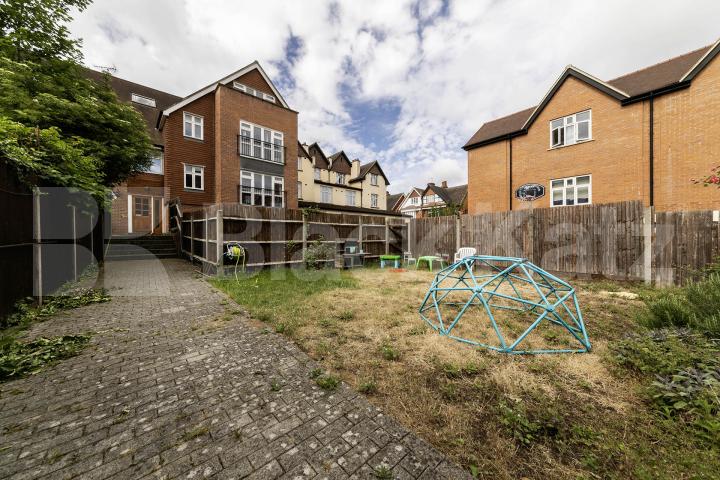 This beautifully presented one bedroom apartment is set on first floor of charming modern development located stone throw away from all the trendy bars, restaurants and shops of Willesden Green Heathfield Park, Lotus House, NW2,  Lotus House