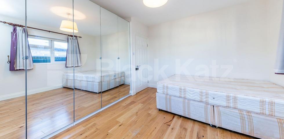 			New Instruction!, 2 Bedroom, 1 bath, 1 reception Ground Floor Flat			 High Street, Barnet