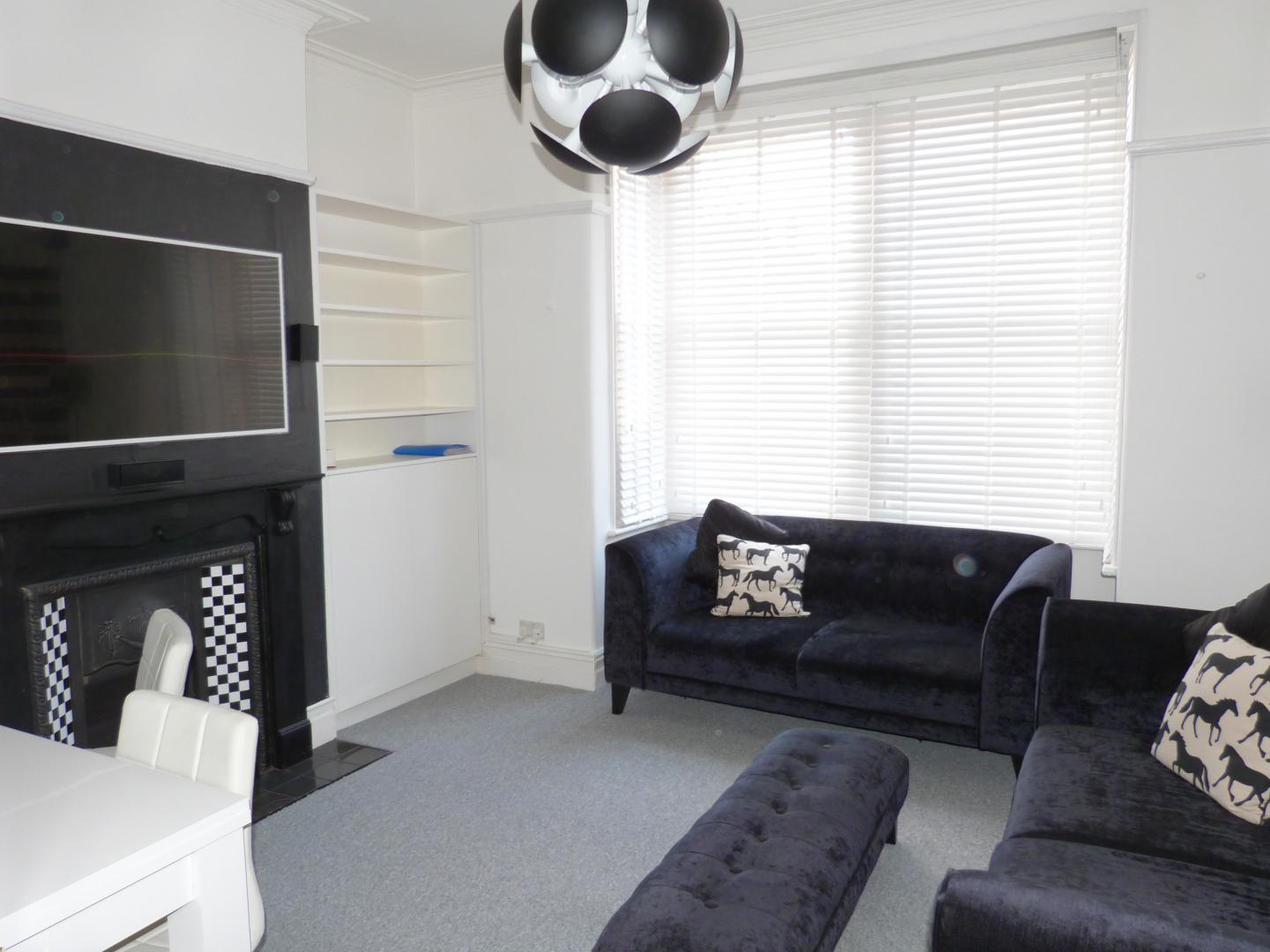			Large Private Garden, 1 Bedroom, 1 bath, 1 reception Flat			 Squires Lane, FINCHLEY CENTRAL