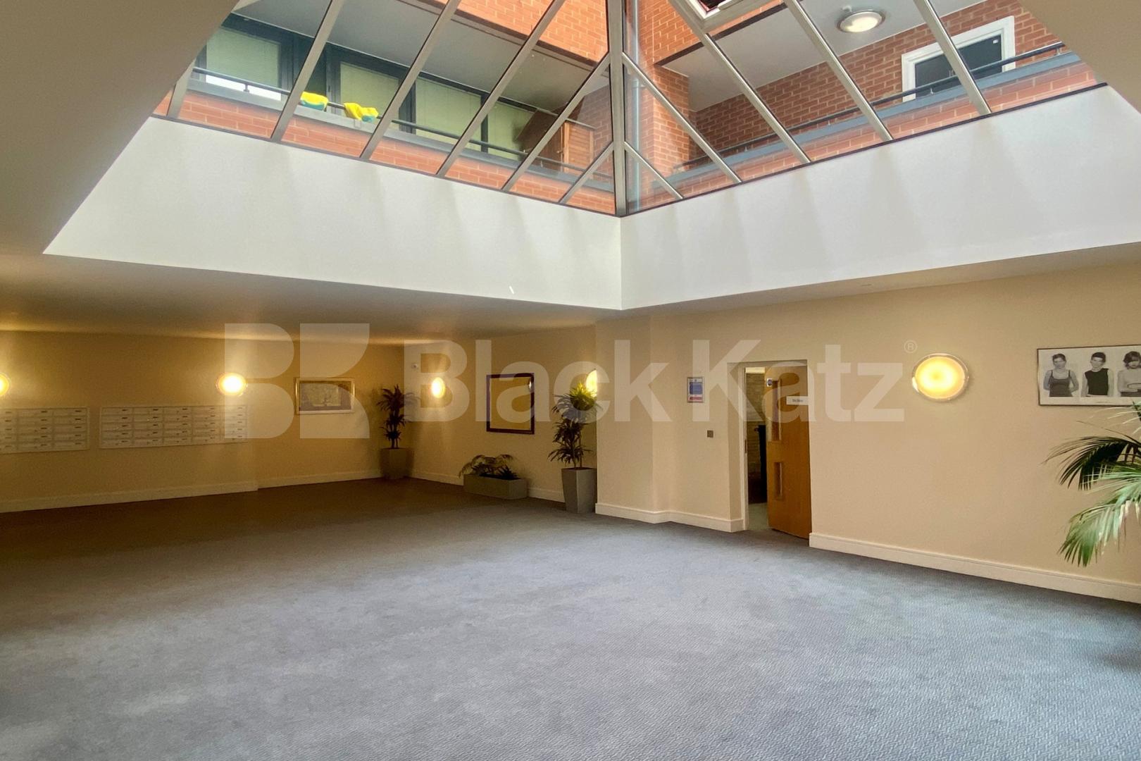 Larger than average superbly located stylish apartment Southwark Bridge Road, Borough