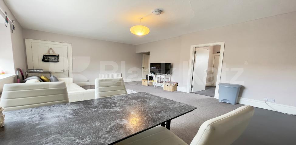 Superbly located Vicarage conversion recently redecorated throughout. Porlock Street, London Bridge