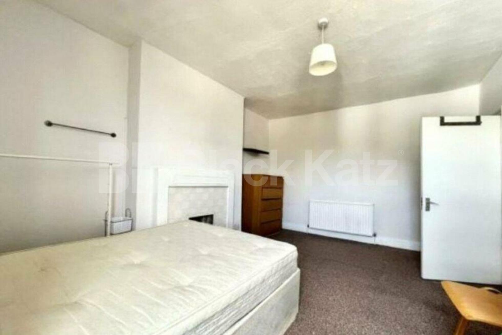 Spacious three double bedroom set on the top floor Archway Road, Highgate