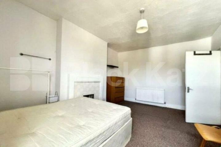 Spacious three double bedroom set on the top floor Archway Road, Highgate