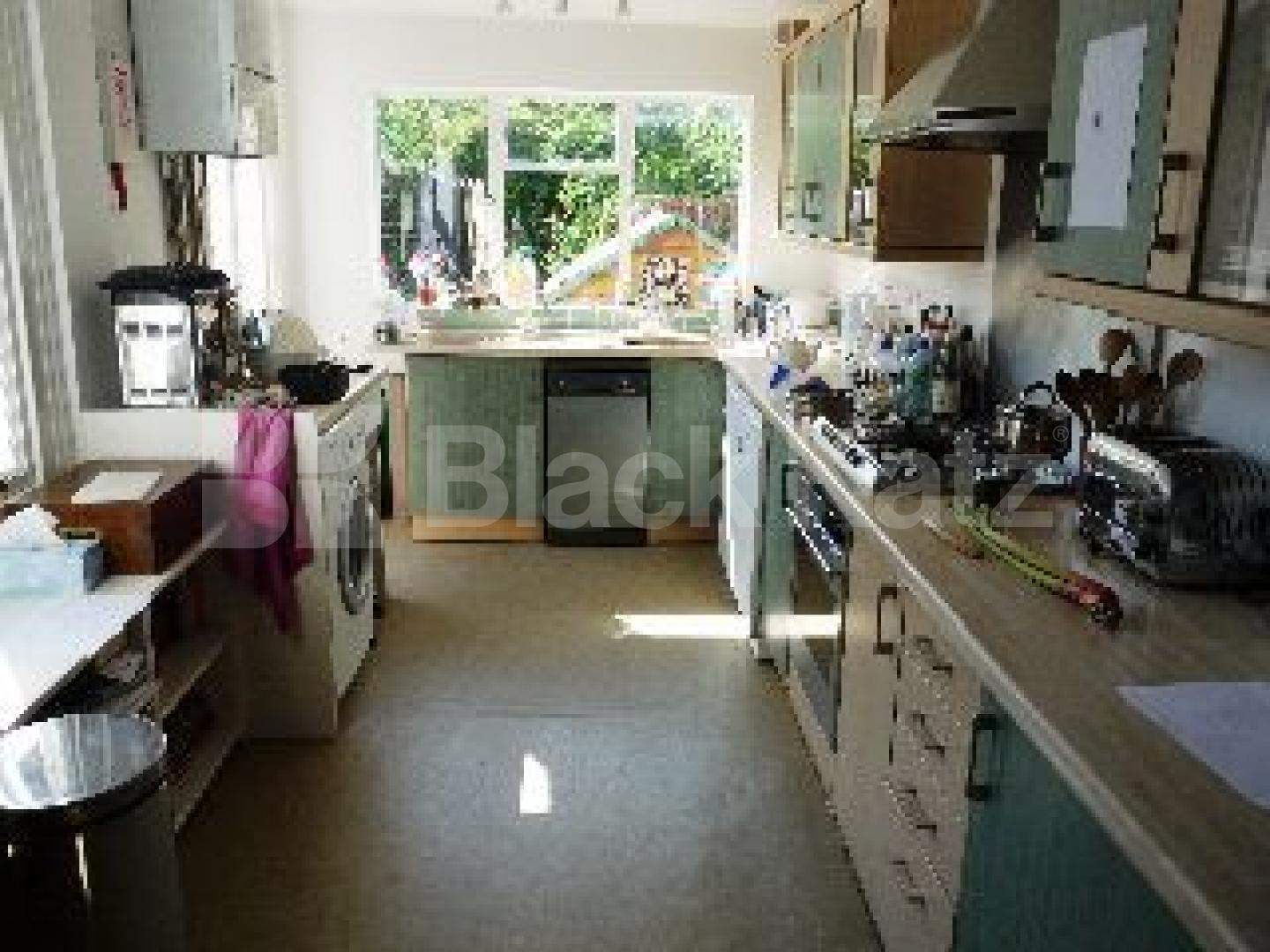 			LET!, 4 Bedroom, 1 bath, 1 reception House			 Braemar Avenue, BOUNDS GREEN/WOOD GREEN