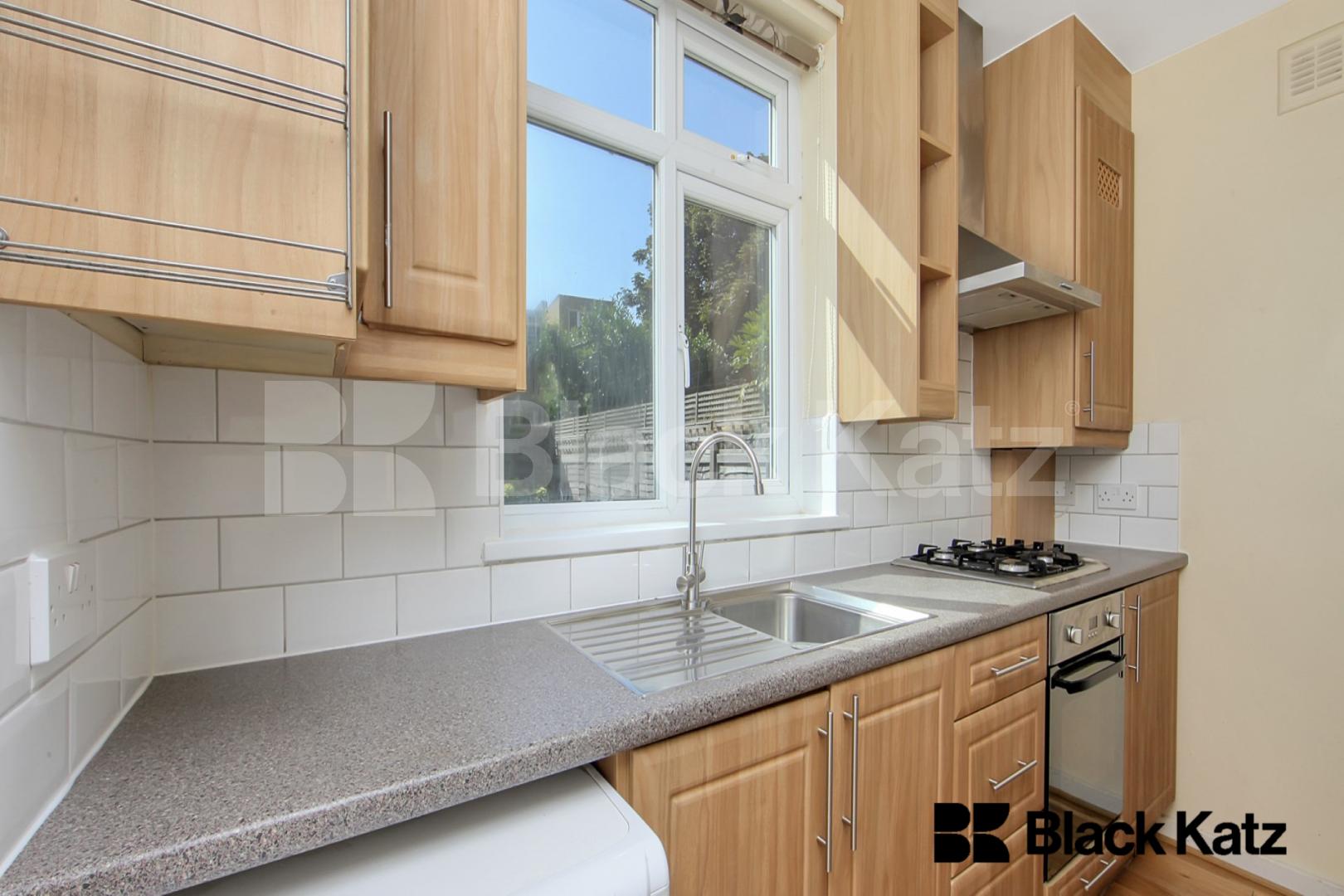 Spacious garden flat within minutes of Tooting Bec Station Crockerton Road , Tooting Bec