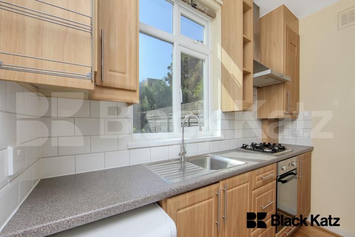 Spacious garden flat within minutes of Tooting Bec Station Crockerton Road , Tooting Bec