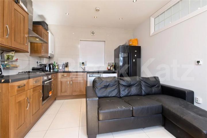 4 double bedrooms wtih 2 bathrooms Inc all bills except council tax Camden Road, Holloway