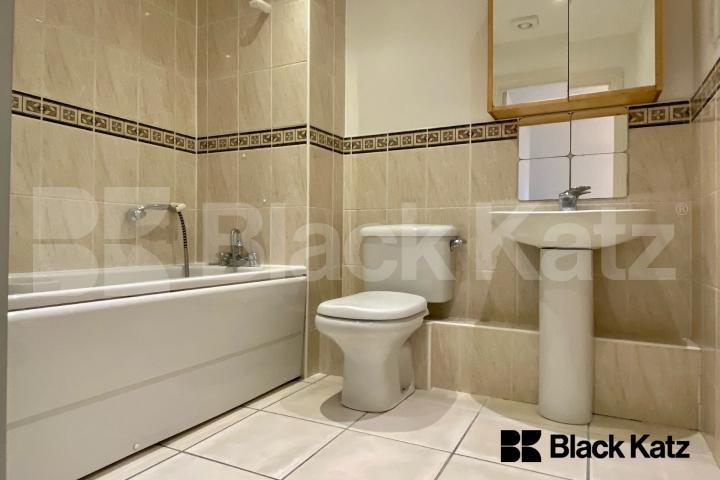 Bright and spacious two bedroom, two bathroom apartment in a gated development Blackburn Court. Bascombe Street, Brixton/Tulse Hill