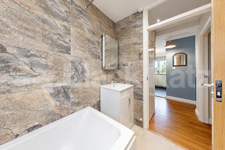 Flooded with natural light & boasting size, quality & location  Grafton Square, Clapham 