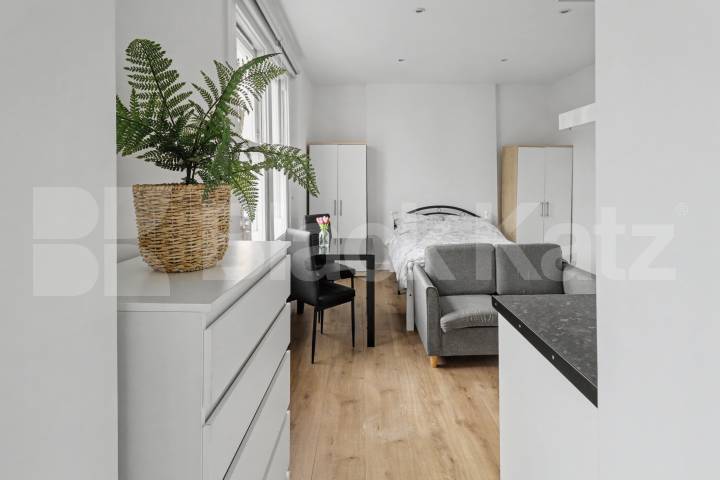 Spacious studio within walking distance to Camden Camden Road , Camden Borders 